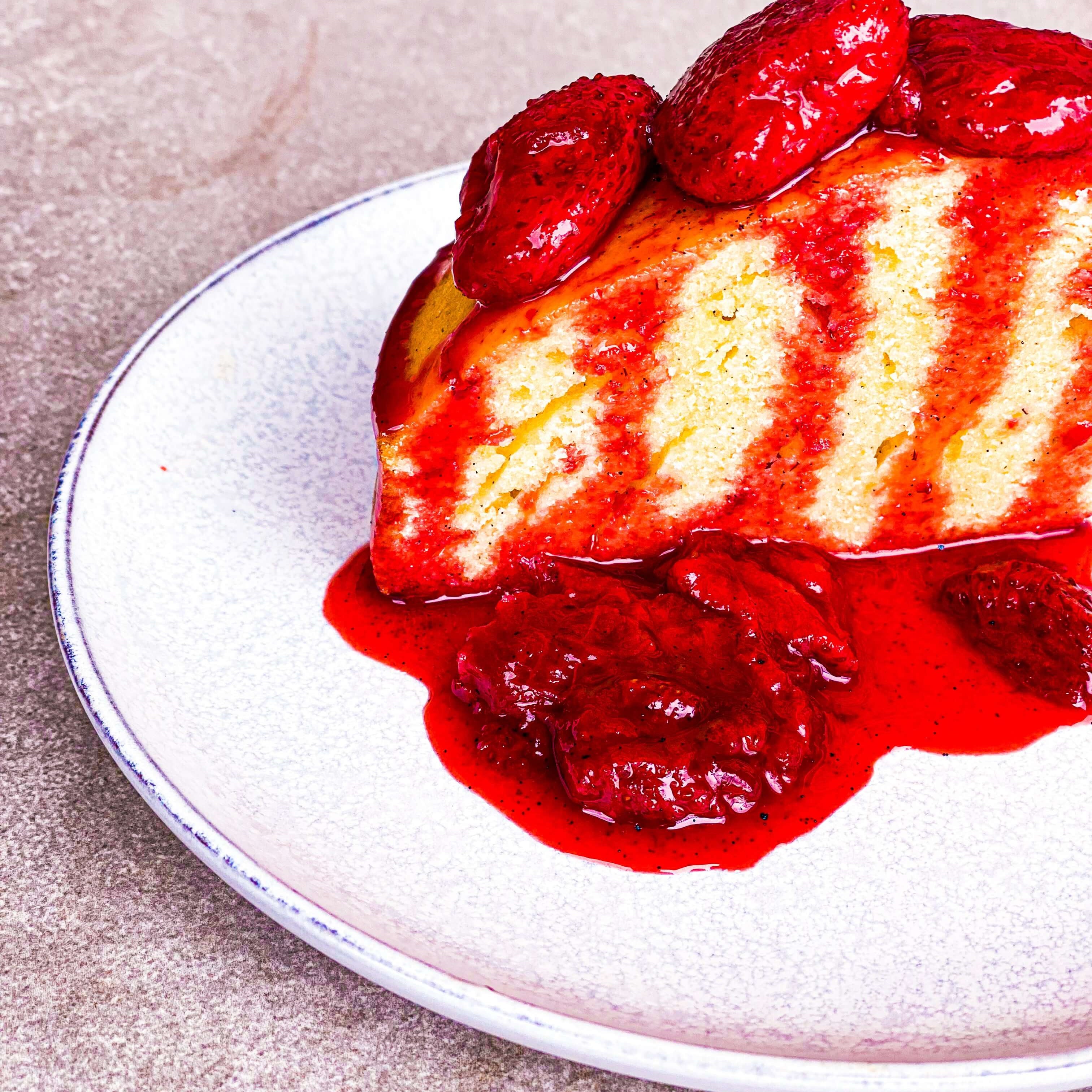 Classic Vanilla Cake With Stawberry Compôte