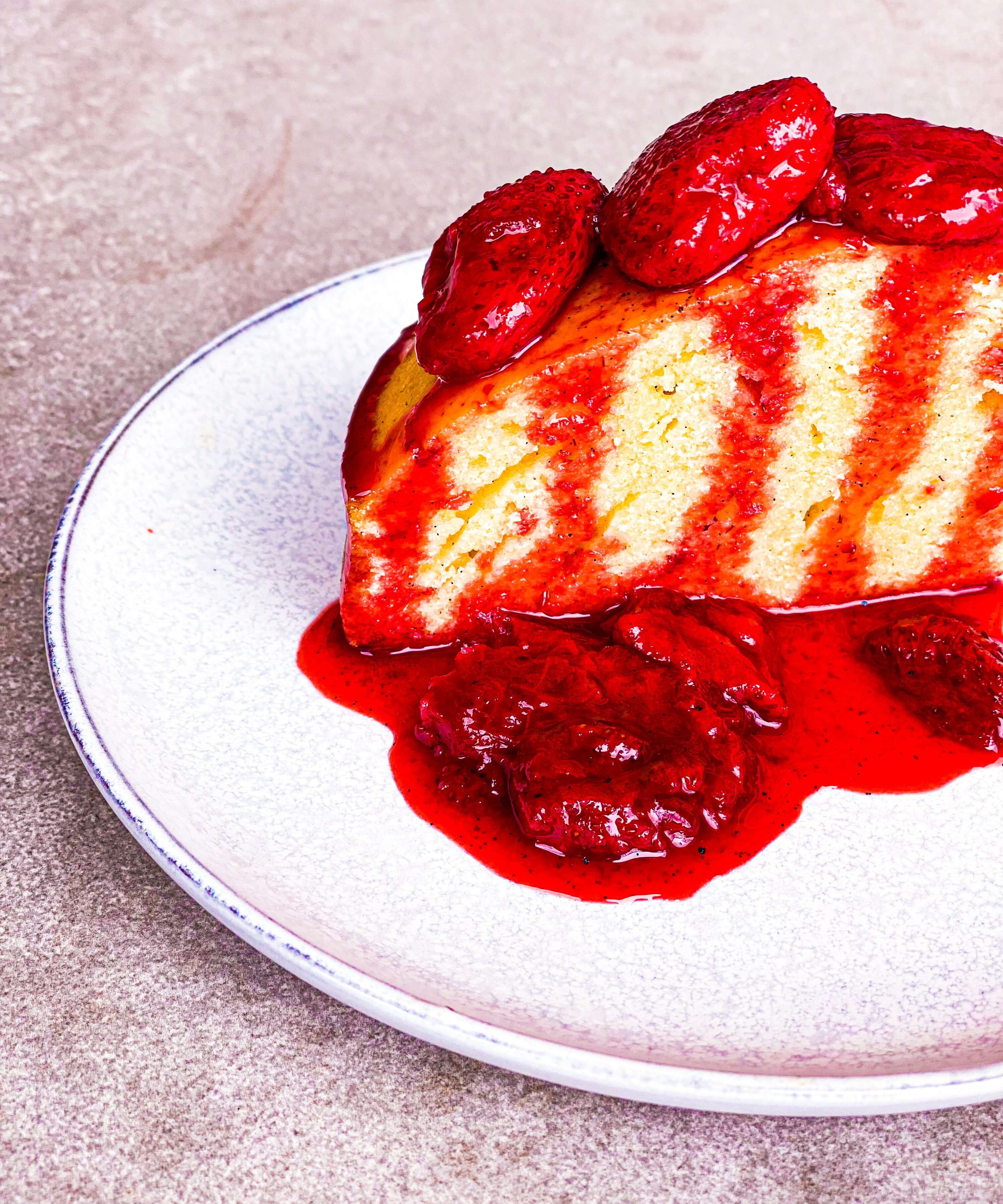 Classic Vanilla Cake With Stawberry Compôte