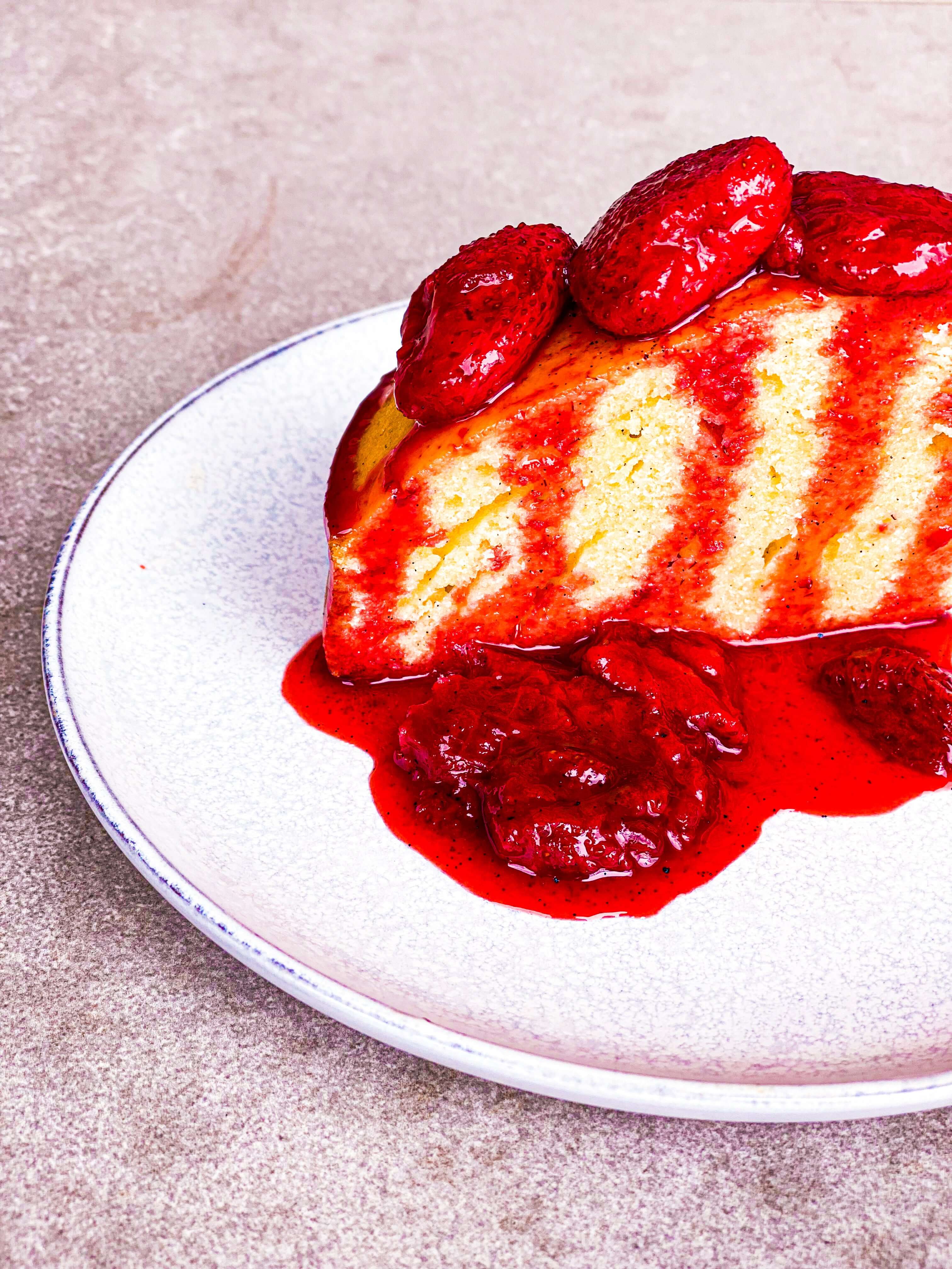 Classic Vanilla Cake With Stawberry Compôte