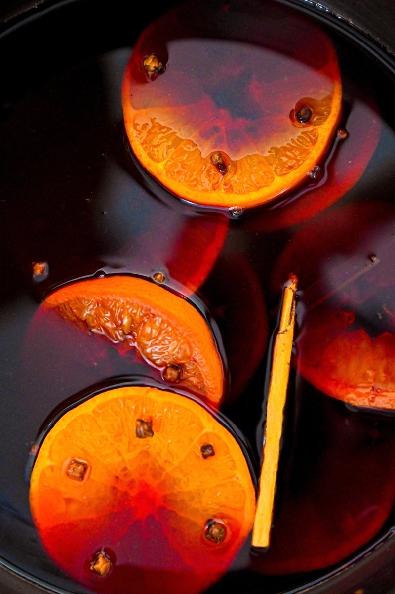 Vin chaud avec clous de girofle, cannelle Kandy & muscade rhun